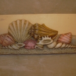 detalle de placa en relieve con conchas marinas