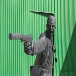 Vista de perfil de escultura de pistolero